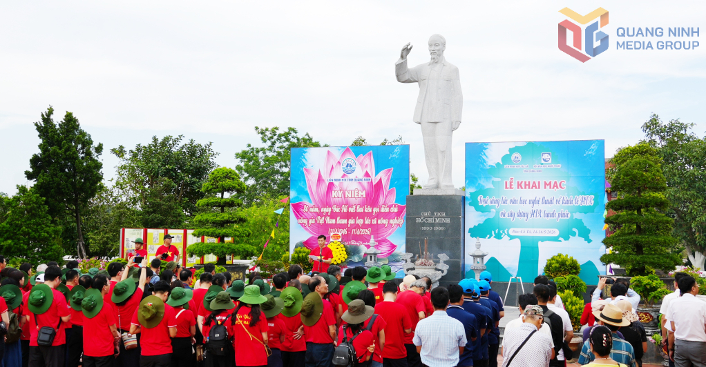 Quang cảnh Lễ dâng hương Tượng đài Bác Hồ tại Khu di tích lưu niệm Chủ tịch Hồ Chí Minh tại đặc khu Cô Tô.