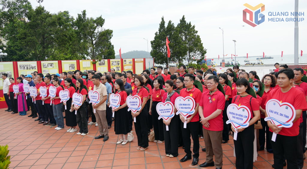 Các đoàn đại biểu dự Lễ dâng hương tại Khu lưu niệm Chủ tịch Hồ Chí Minh tại đặc khu Cô Tô.
