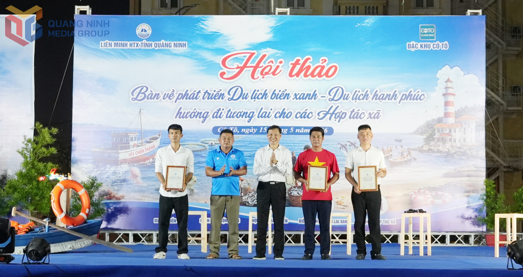 lãnh đạo Liên minh HTX tỉnh đã trao giấy chứng nhận thành viên cho HTX và doanh nghiệp nuôi trồng, chế biến thủy sản trên địa bàn đặc khu Cô Tô.