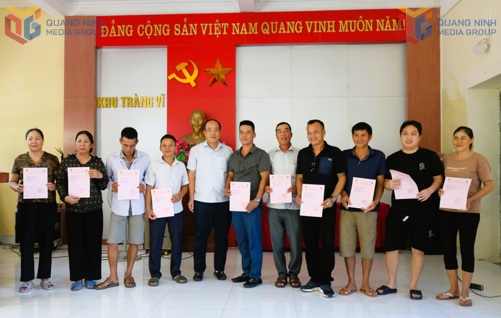 Ngày 19/9/2025, UBND phường Móng Cái 1 đã trao giấy chứng nhận quyền sử dụng đất mặt nước nuôi trồng thủy sản đợt 1 cho các hộ dân nuôi trồng thuỷ sản tại khu vực cửa sông Bắc Luân