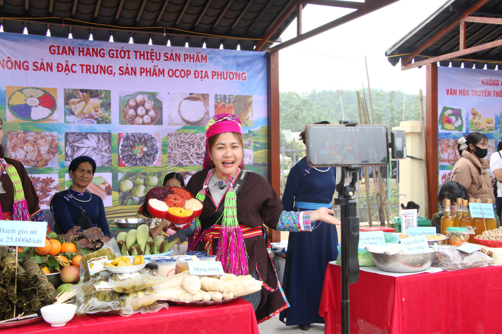 Người dân xã Điền Xá livetream bán hàng tại chợ phiên Hà Lâu