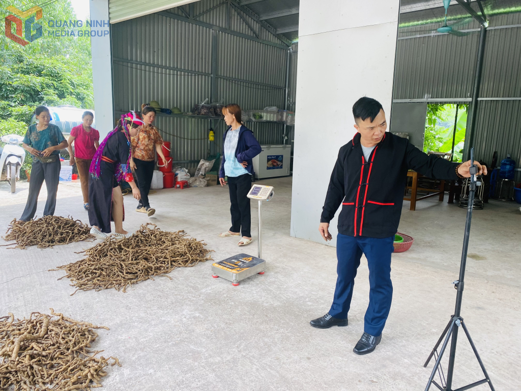 Người dân vùng đồng bào dân tộc thiểu số xã Hải Lạng đã thực hiện livestream bán hàng qua mạng (Ảnh: Ngọc Trâm )
