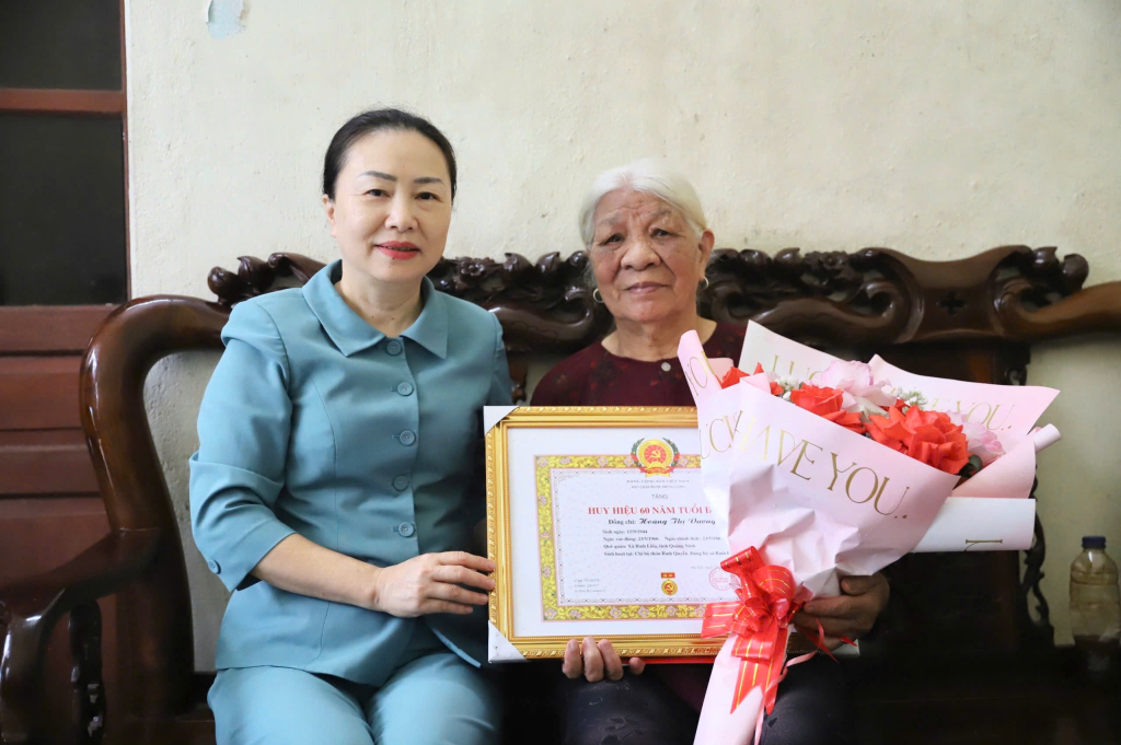 Trưởng Ban Tổ chức Tỉnh ủy trao tặng Huy hiệu 60 năm tuổi Đảng cho đảng viên xã Bình Liêu