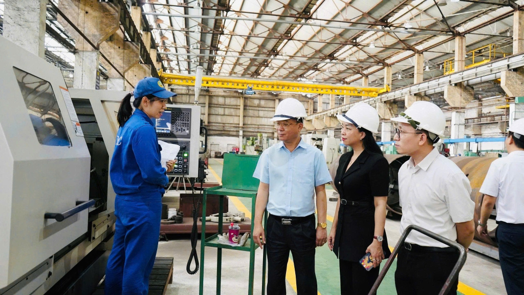 Đồng chí Vũ Thị Kim Chi – PGĐ Sở KH&CN thăm dây chuyền sản xuất tại nhà xưởng Công ty Cổ phần Chế tạo máy - Vinacomin.