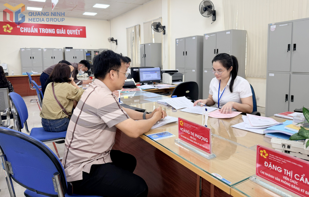 Cán bộ Trung tâm Dịch vụ hành chính công huyện Đông Triều giải quyết thủ tục hành chính.