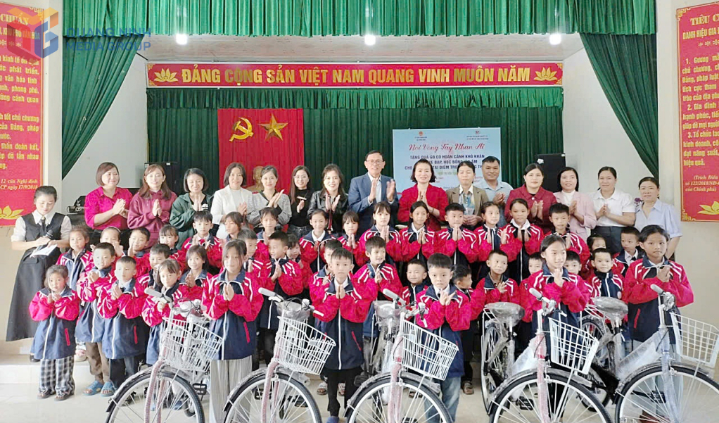 Hội Bảo trợ NKT-TMC tỉnh, UBND xã Đông Ngũ và Nhóm Thiện nguyện Hà Thảo Mộc trao tặng áo ấm và xe đạp cho các em học sinh khó khăn tại điểm trường Đông Thắng (Trường Tiểu học Đông Ngũ). Ảnh: Hoàng Quỳnh