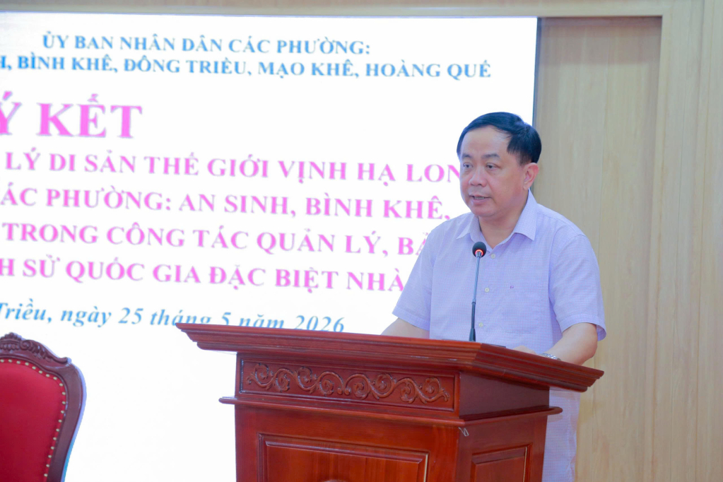 Đồng chí Mai Vũ Tuấn, Tỉnh uỷ viên, Trưởng Ban Quản lý Di sản thế giới Vịnh Hạ Long - Yên Tử, phát biểu tại hội nghị.