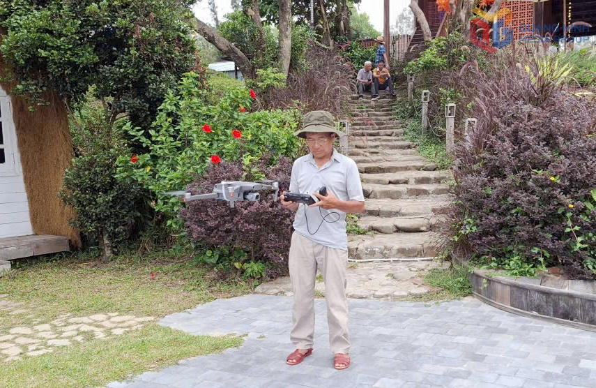 Nghệ sĩ Nhiếp ảnh Việt Nam Dương Phượng Đại điều khiển flycam ghi lại những khoảnh khắc từ trên cao tại đặc khu Cô Tô.