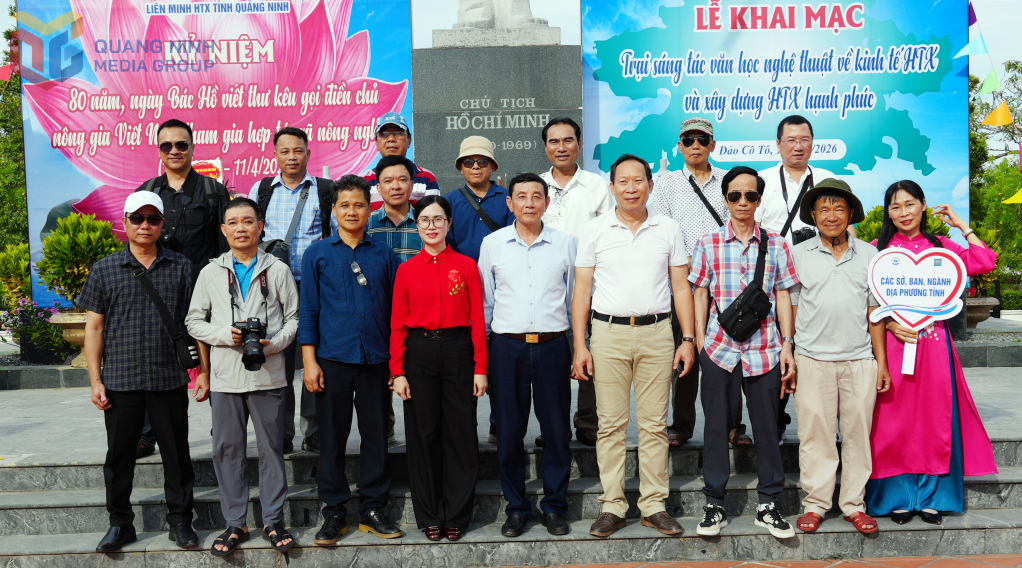 Cán bộ, hội viên Hội Văn học Nghệ thuật tỉnh chụp ảnh lưu niệm tại Khu di tích quốc gia đặc biệt, địa điểm lưu niệm Chủ tịch Hồ Chí Minh trên đảo Cô Tô, tháng 5/2026.