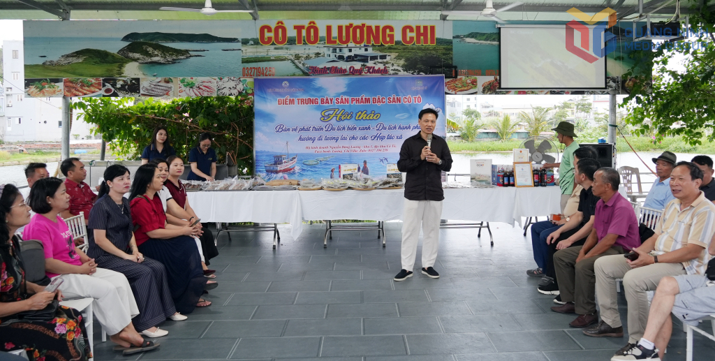Các văn nghệ sĩ Quảng Ninh tham quan, tìm hiểu quy trình chế biến các sản phẩm thủy hải sản mang thương hiệu OCOP của huyện Cô Tô.