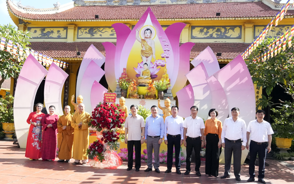 Phó Bí thư Tỉnh uỷ, Chủ tịch Uỷ ban MTTQ tỉnh Vũ Quyết Tiến chúc mừng Đại lễ Phật đản tại chùa Phả Thiên