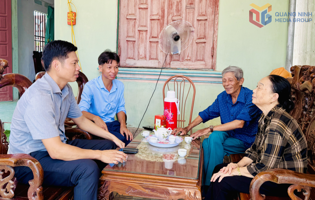Thành viên Tổ công tác khu vực Quan Lạn trực tiếp xuống cơ sở nắm bắt tình hình đời sống nhân dân. 