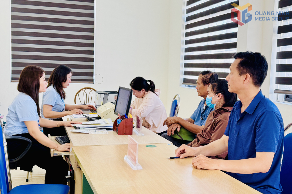 Cán bộ Tổ công tác khu vực Quan Lạn tiếp nhận, giải quyết TTHC cho tổ chức, công dân.