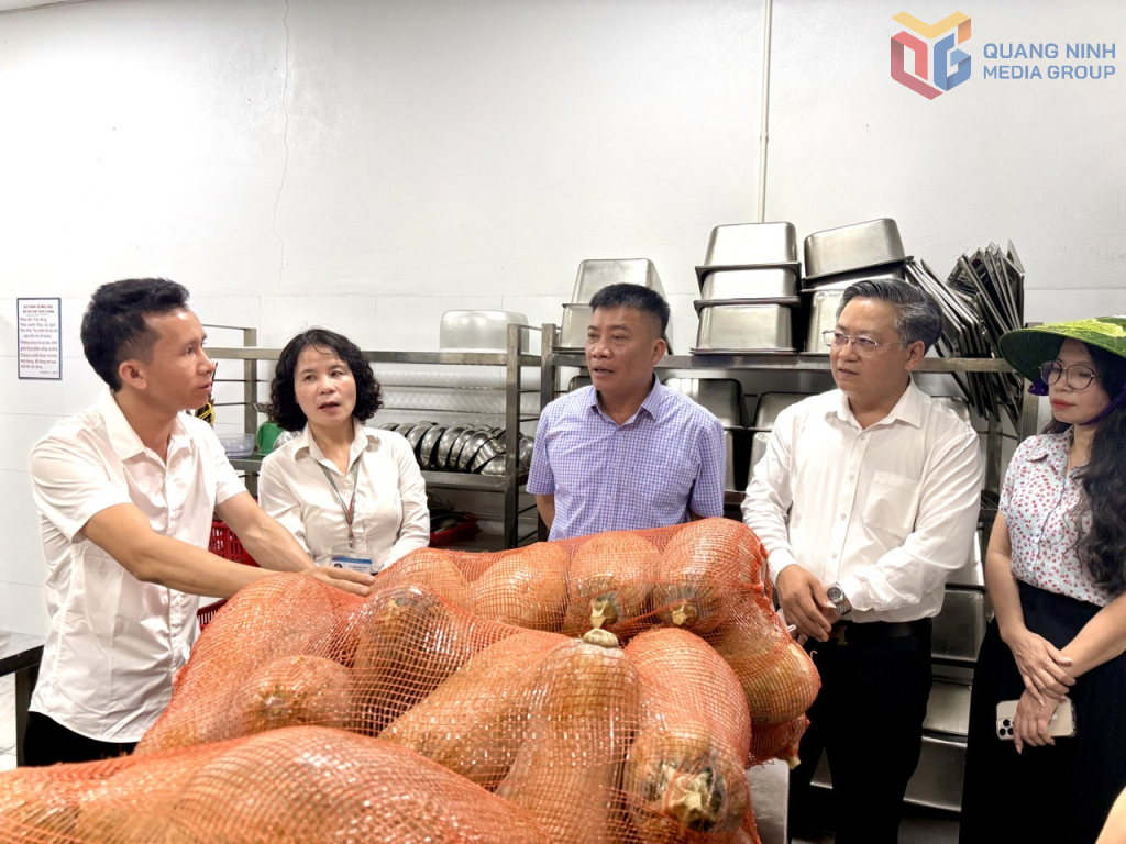 Đoàn kiểm tra liên ngành về an toàn thực phẩm số 3 kiểm tra tại Công ty cổ phần thương mại dịch vụ và chế biến thực phẩm Hưng Thịnh.