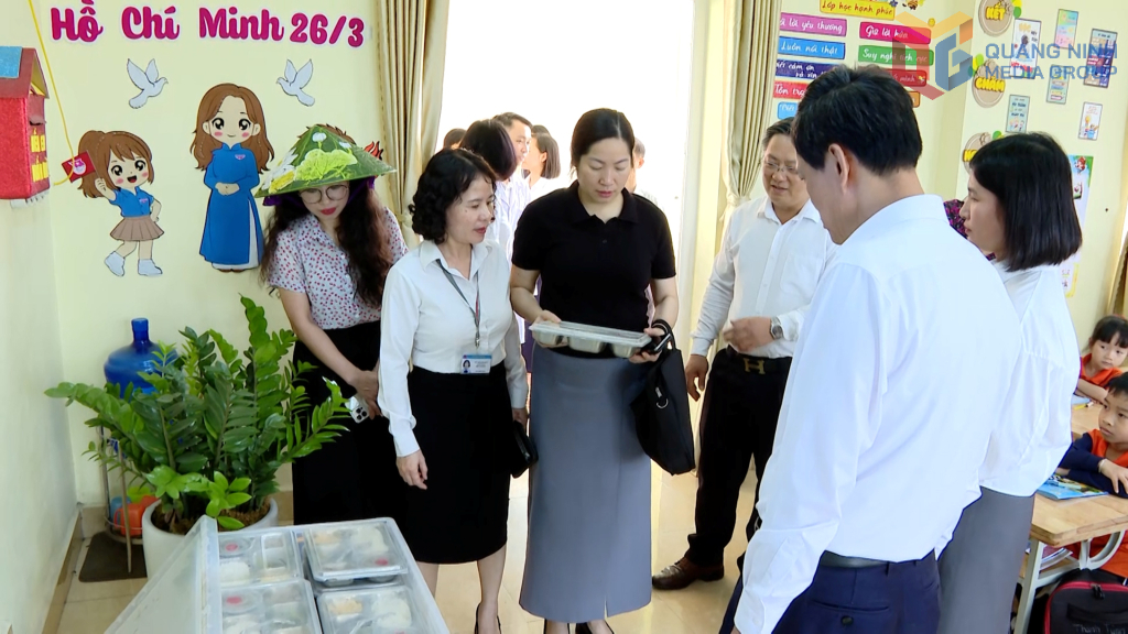  Đoàn kiểm tra liên ngành về an toàn thực phẩm số 3 của tỉnh kiểm tra việc cung cấp suất ăn bán trú tại Trường Tiểu học Hoàng Quế.
