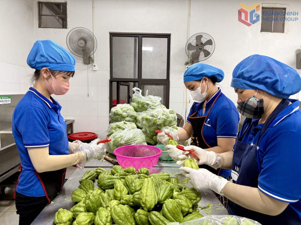 Từ 5h30 sáng công nhân tại Công ty cổ phần TMDV và chế biến thực phẩm Hưng Thịnh tiếp nhận và sơ chế thực phẩm. 