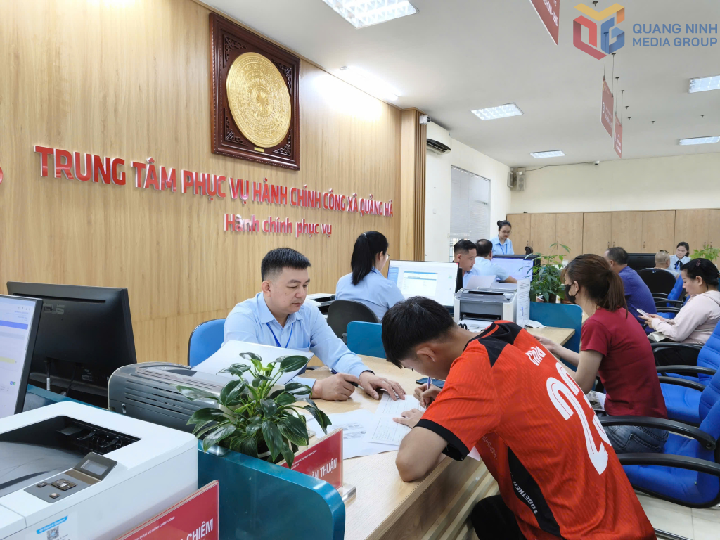 Cán bộ Trung tâm phục vụ hành chính công xã Quảng Hà hướng dẫn người dân thực hiện thủ tục hành chính.