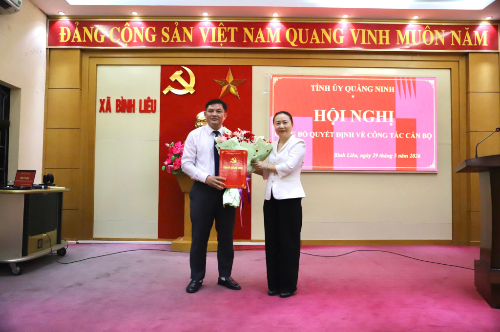 Trưởng Ban Tổ chức Tỉnh ủy trao quyết định của Ban Thường vụ Tỉnh ủy về công tác cán bộ tại xã Bình Liêu