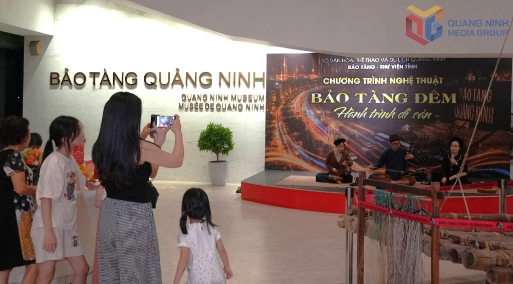 Người dân ghi hình các tiết mục biểu diễn nghệ thuật. 