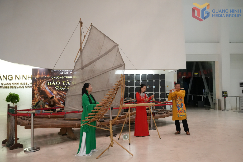 Các tiết mục biểu diễn âm nhạc dân tộc diễn ra trong không gian của Bảo tàng Quảng Ninh. 