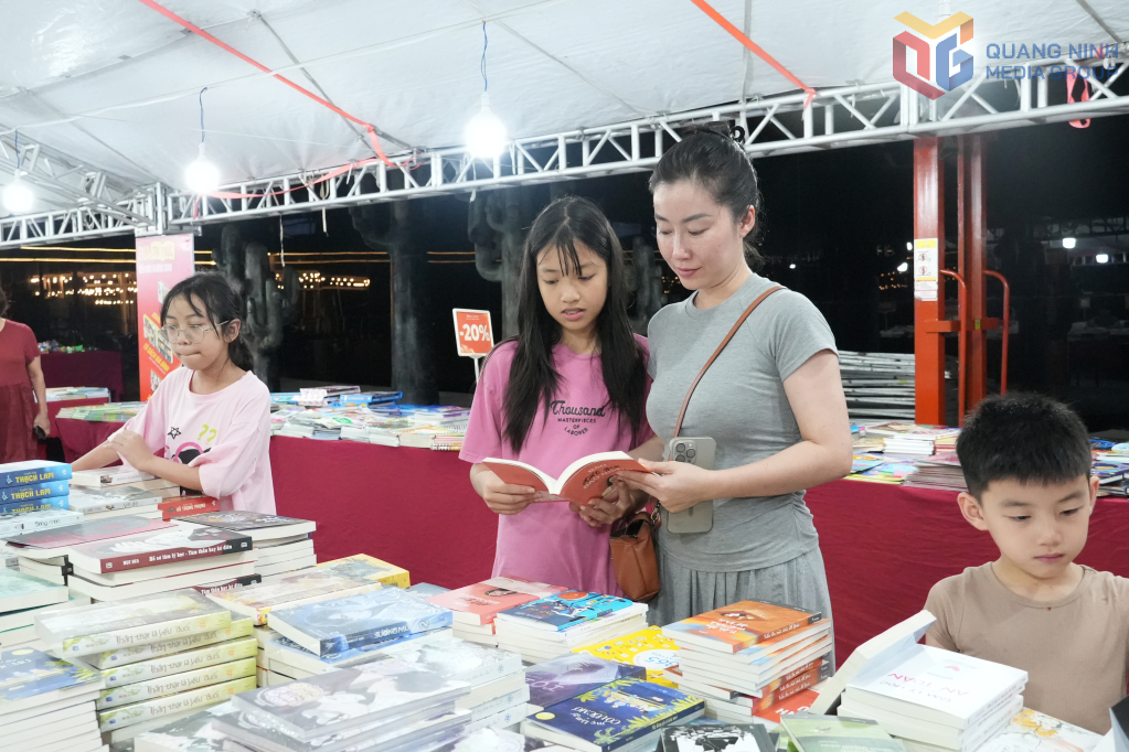 Phụ huynh và các bé lựa chọn nhiều quyển sách hữu ích.