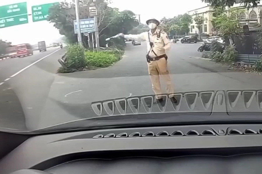 Xác minh clip người đàn ông liên tục hỏi "biết anh là ai không" khi bị CSGT dừng xe - Báo Quảng Ninh điện tử