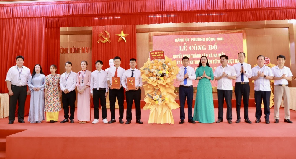 Đảng ủy phường Đông Mai trao quyết định thành lập Chi bộ Công ty TNHH Kỹ thuật điện tử Tonly Việt Nam.