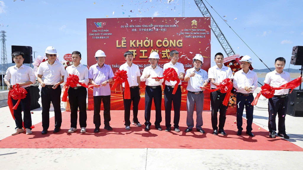 Các đại biểu thực hiện nghi lễ khởi công gói thầu.