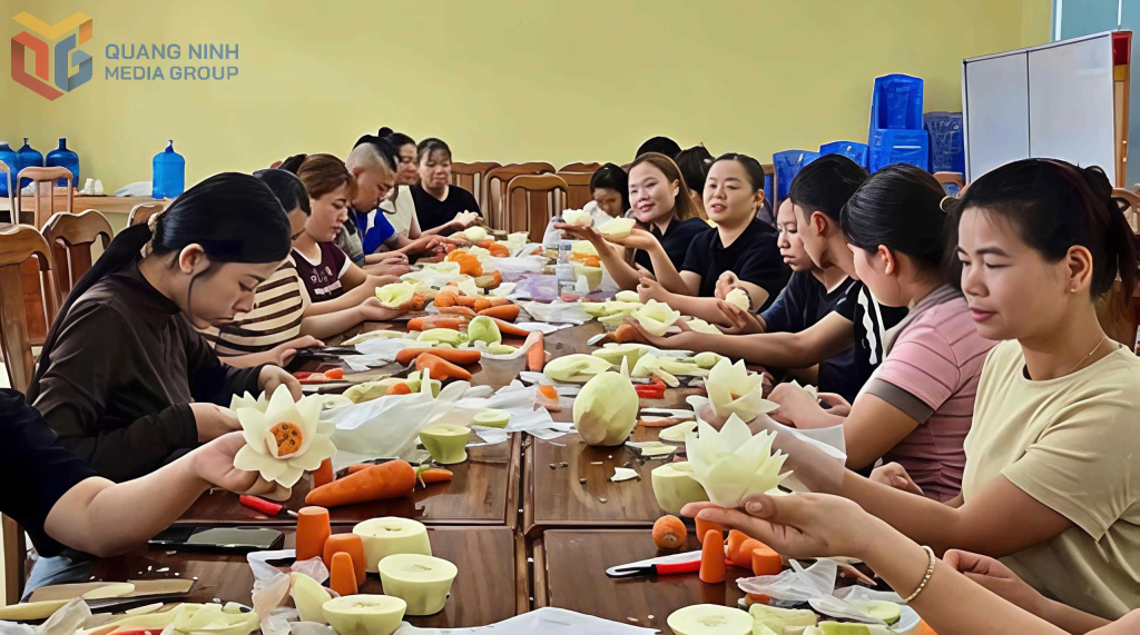 Các học viên tại xã Ba Chẽ tập trung thực hành cắt tỉa các mẫu hoa tinh xảo từ rau, củ, quả.