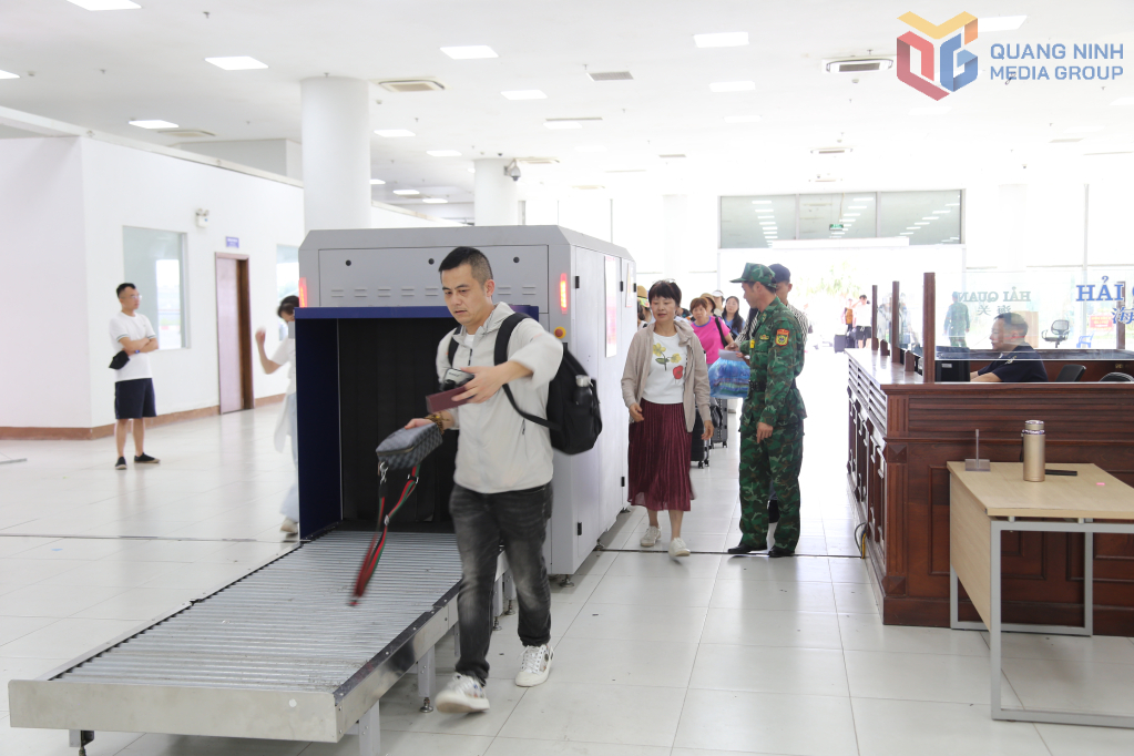 Các đoàn khách du lịch làm thủ tục XNC tại Lối thông quan cửa khẩu cầu Bắc Luân II, phường Móng Cái 1.