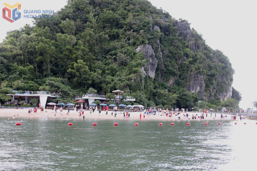 Du khách vui chơi trên đảo Ti Tốp.