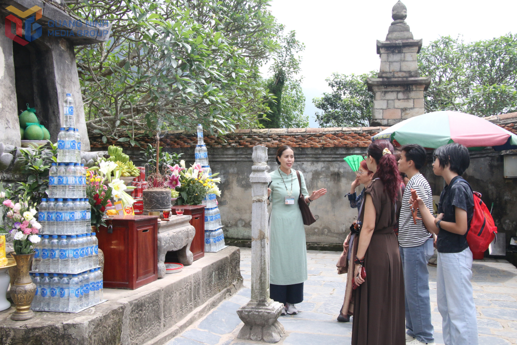 Du khách tham quan Khu di tích danh thắng Yên Tử.  