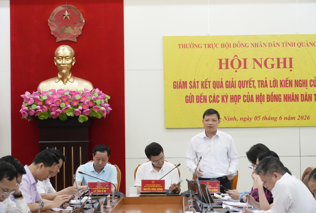 Đồng chí Nghiêm Xuân Cường, Phó Chủ tịch HĐND tỉnh phát biểu tại hội nghị. 