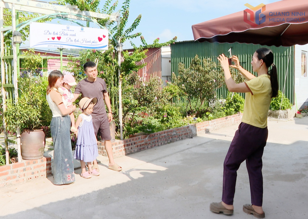 Gia đình chị Đỗ Thị Yên (phường Bãi Cháy) lưu lại khoảnh khắc kỷ niệm trong thời gian lưu trú tại HTX Hồng Hải (đặc khu Cô Tô) tháng 5/2026.