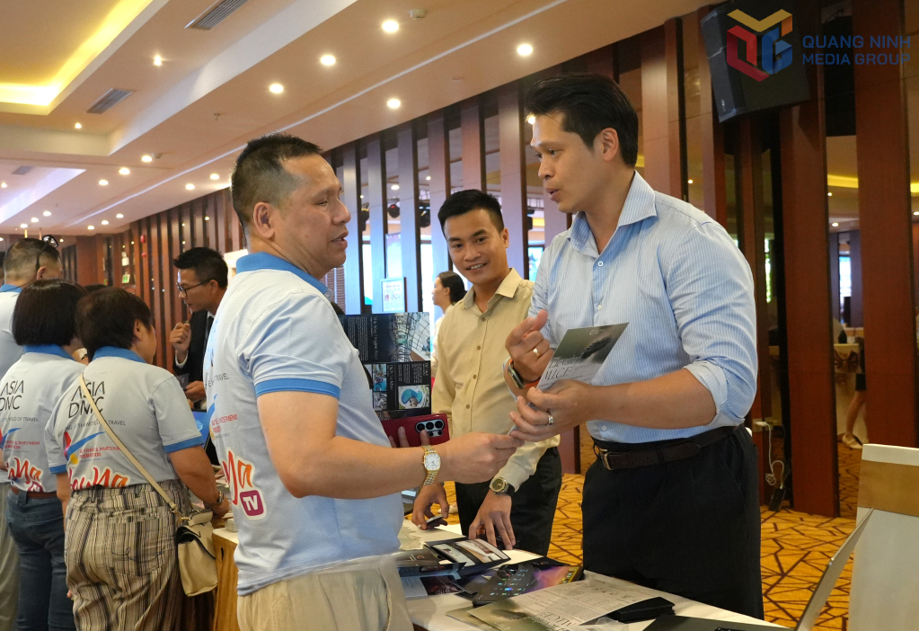 Đoàn famtrip Úc trao đổi thông tin với các doanh nghiệp du lịch Quảng Ninh, tháng 5/2026.