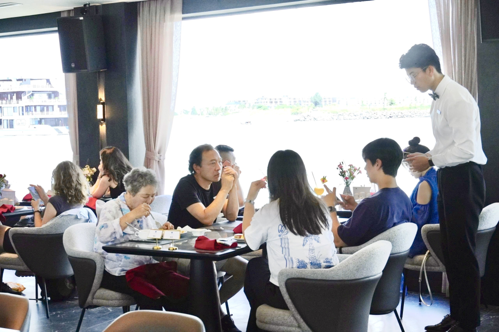 Du khách trải nghiệm dịch vụ cao cấp của tàu nghỉ đêm trên Vịnh Hạ Long.