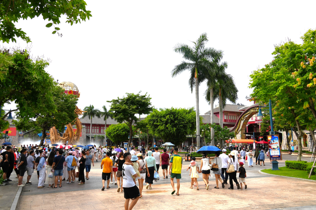 Du khách, nhất là học sinh, sinh viên 