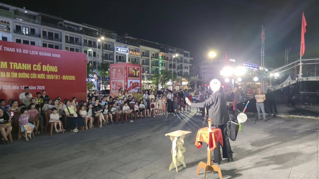 Người dân và du khách xem ảo thuật tại Bảo tàng-Thư viện Quảng Ninh.