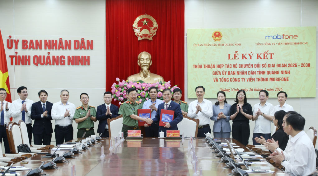 Đồng chí Bùi Văn Khắng, Phó Bí thư Tỉnh ủy, Chủ tịch UBND tỉnh và Thiếu tướng Trương Sơn Lâm, Chủ tịch Tổng Công ty Viễn thông MobiFone, trao biên bản hợp tác.