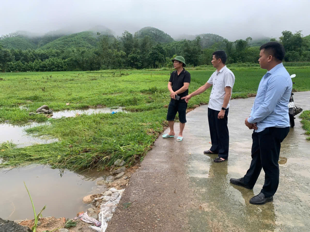 Lãnh đạo xã Quảng Đức kiểm tra tình hình mưa lũ trên địa bàn xã.