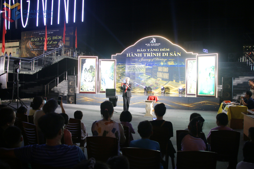 Người dân và du khách xem ảo thuật tại Bảo tàng - Thư viện Quảng Ninh.