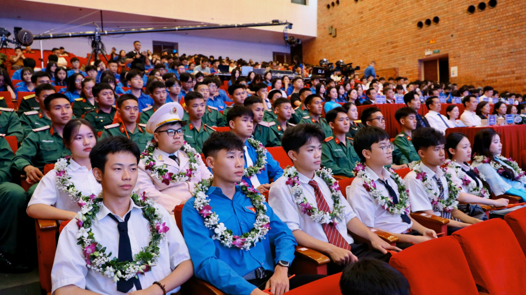 Các gương mặt trẻ, tài năng trẻ tiêu biểu và đông đảo đoàn viên, thanh thiếu nhi dự Lễ tuyên dương gương mặt trẻ, tài năng trẻ tiêu biểu tỉnh Quảng Ninh năm 2025.