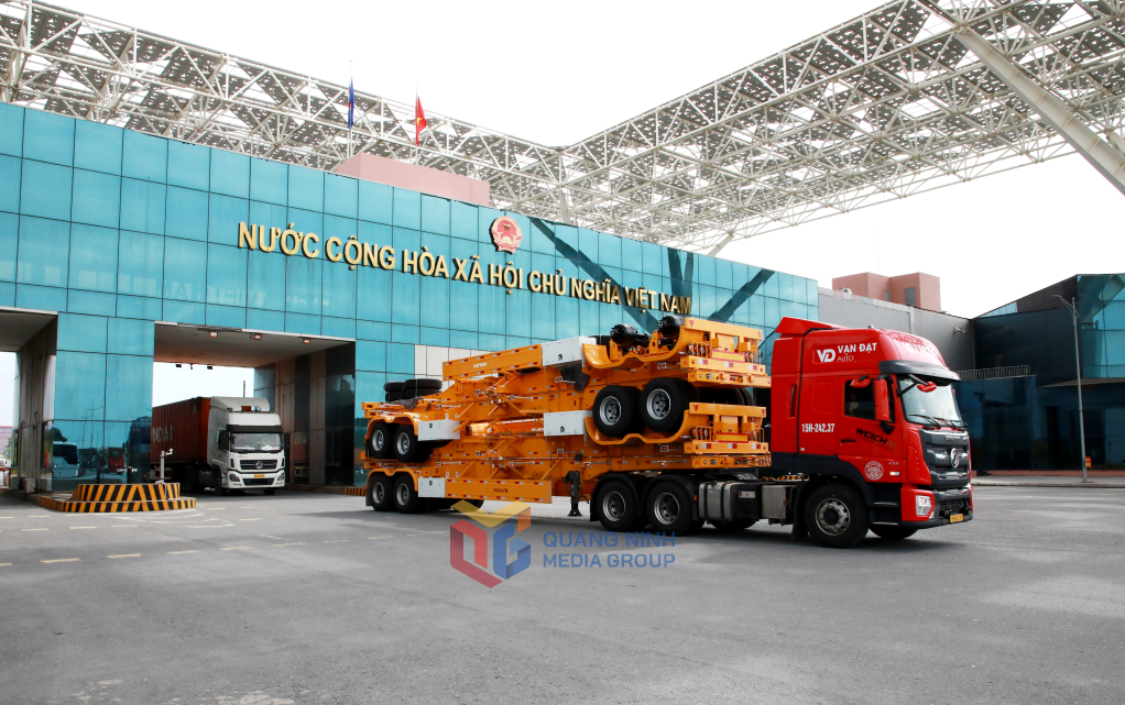 Hoạt động XNK tại cầu Bắc Luân II. Ảnh: Mạnh Trường