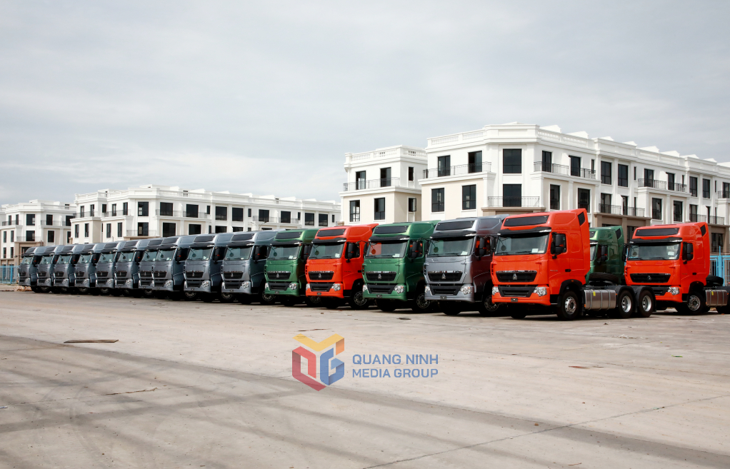 Ô tô công nghiệp được nhập khẩu qua cầu Bắc Luân II. Ảnh: Mạnh Trường