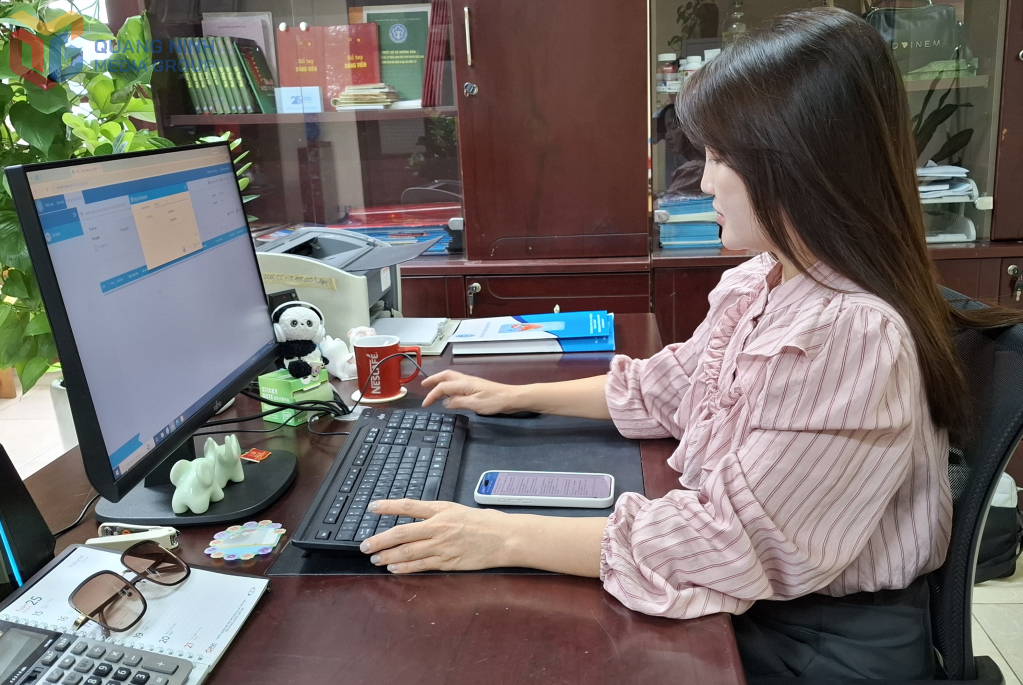 Cán bộ Phòng Truyền thông và Chăm sóc khách hàng, BHXH tỉnh thường trực hỗ trợ, giải đáp các vướng mắc của người dân thông qua hệ thống dữ liệu của ngành.