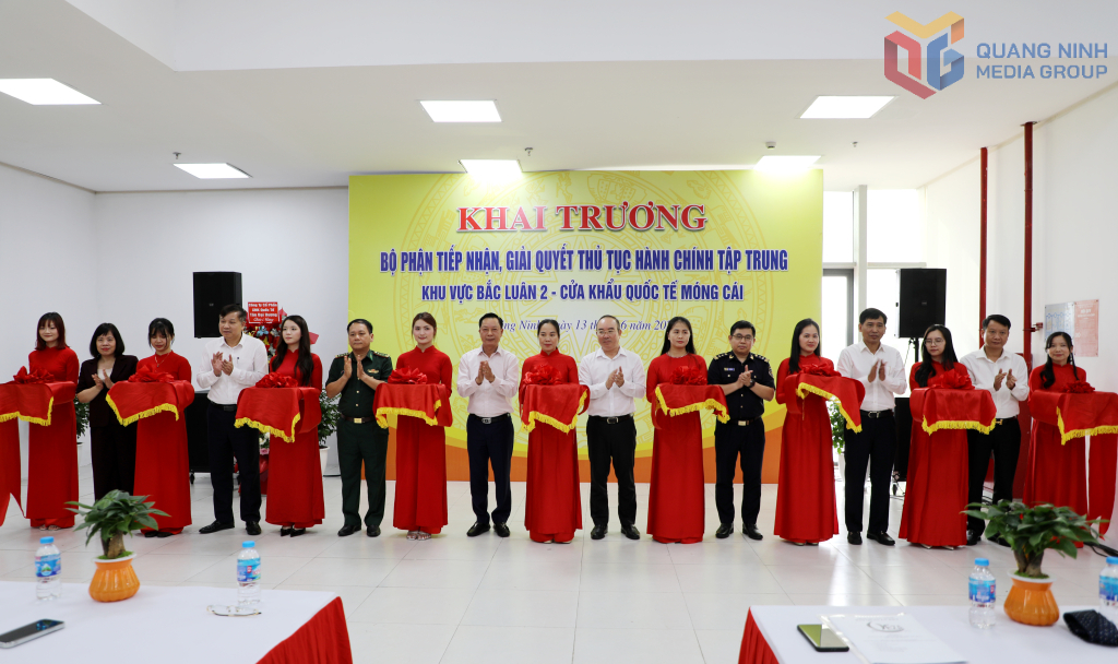 Các đại biểu cắt băng khai trương Bộ phận tiếp nhận, giải quyết TTHC tập trung khu vực Bắc Luân II (Cửa khẩu quốc tế Móng Cái). Ảnh: Mạnh Trường