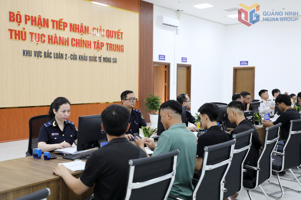 Bộ phận tiếp nhận, giải quyết TTHC tập trung tại khu vực Bắc Luân II giải quyết TTHC cho doanh nghiệp. Ảnh: Mạnh Trường