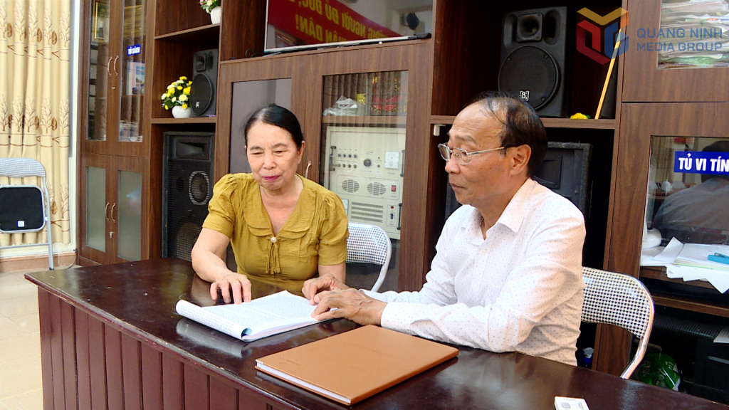 Cán bộ khu phố 6B, phường Cẩm Phả thảo luận về công tác bố trí, sử dụng người hoạt động không chuyên trách trên địa bàn. Ảnh: Minh Hiền