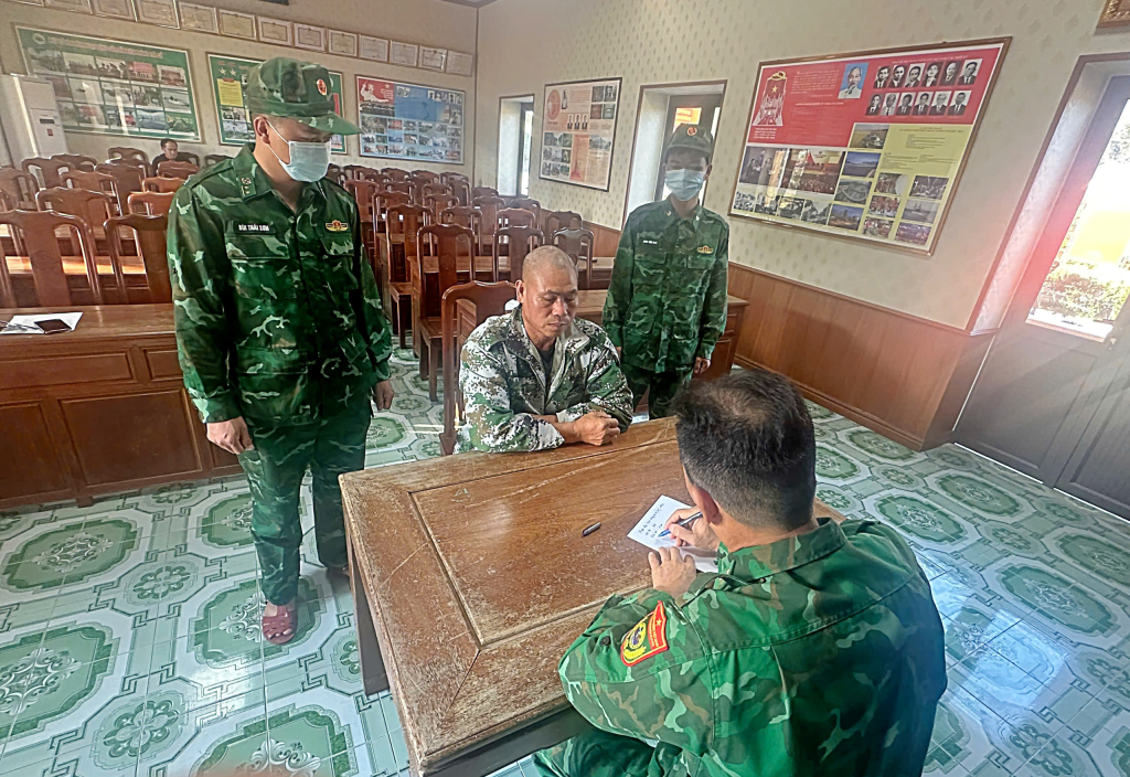Cán bộ Đồn BP TRà Cổ lấy lời khai đối tượng.