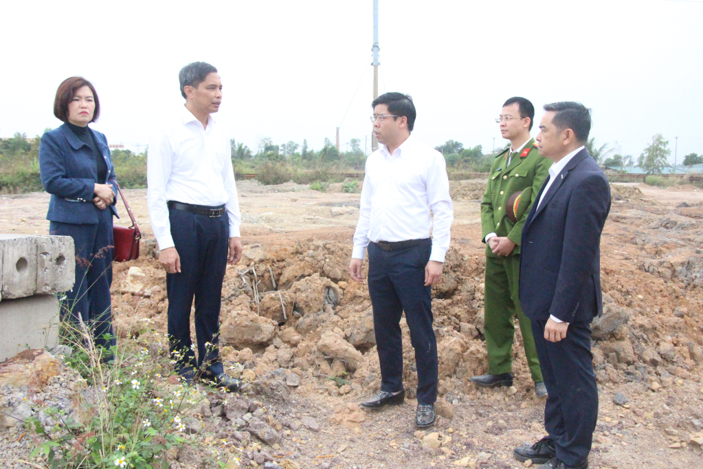Đồng chí Vũ Văn Diện, Ủy viên Ban Thường vụ Tỉnh ủy, Phó Chủ tịch Thường trực UBND tỉnh, kiểm tra thực địa công tác GPMB KCN Sông Khoai, tháng 2/2026. Ảnh: Ánh Tuyết (Trung tâm cung ứng dịch vụ phường Hiệp Hòa)